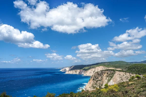 Zakynthos скалы панорама с чистой водой, голубое небо и белый cl — стоковое фото