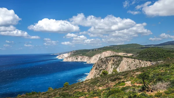 Zakynthos panorama klifu z jasne wody, Błękitne niebo i biały cl — Zdjęcie stockowe