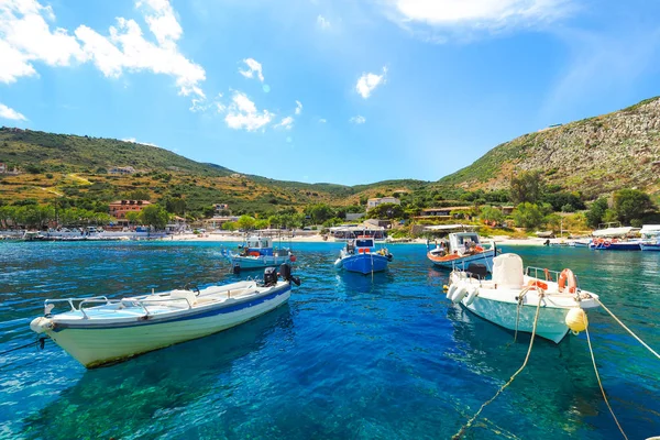 Agios nikolaos port zakynthos island im Sommer, mit klarem Wasser — Stockfoto