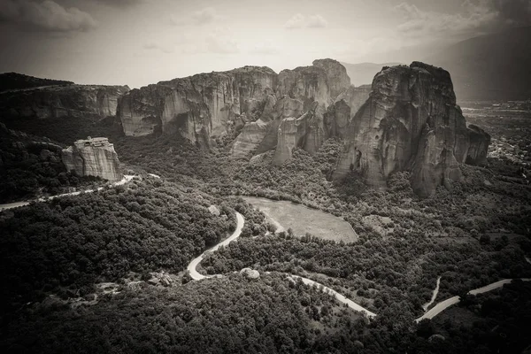 Meteora Grecia vista panorámica artística en blanco y negro desde el — Foto de Stock