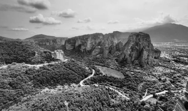 Meteora Grecia vista panorámica artística en blanco y negro desde el — Foto de Stock