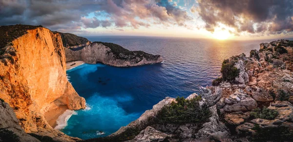 Gün batımında Navagio Bay Zakynthos Yunanistan. Üzerinden panoramik görünüm 