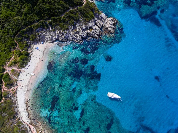 Iate navegando nas águas azuis claras de Porto Timoni, Corfu, G — Fotografia de Stock