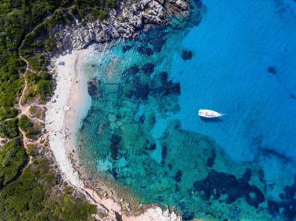 Iate navegando nas águas azuis claras de Porto Timoni, Corfu, G — Fotografia de Stock