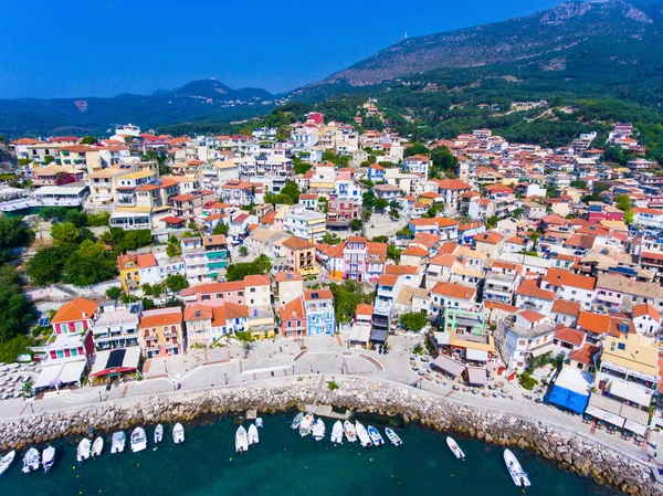 Krásné Parga vesnice na východním pobřeží Řecka — Stock fotografie