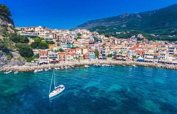 Parga village with boat sailing in the old harbour — Stock Photo, Image