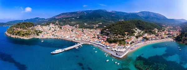 Parga antenowe panorama z dronów. Stara wieś i port panora — Zdjęcie stockowe