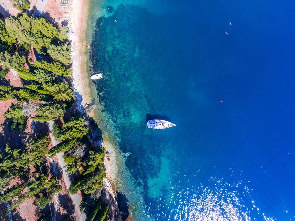 Iate de luxo ancorado perto do penhasco, na Ilha de Corfu, Kerkyra, Gr — Fotografia de Stock