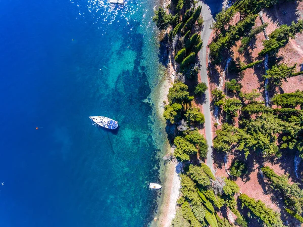 Iate de luxo ancorado perto do penhasco, na Ilha de Corfu, Kerkyra, Gr — Fotografia de Stock