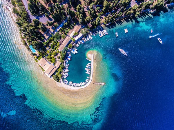 Kouloura antiga vila piscatória e praia. Ilha de Corfu (Kerkyra) , — Fotografia de Stock