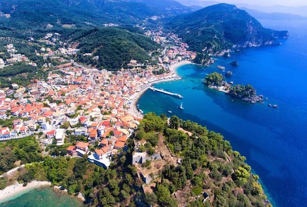 Parga Kalesi ve eski köy yukarıda da görüleceği. Epirus bölgesi, Gre