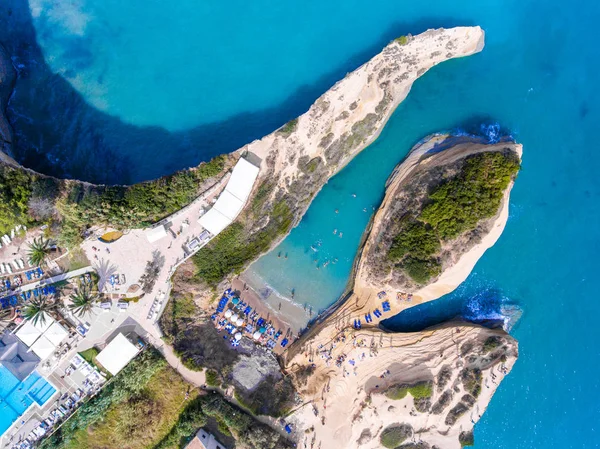 Canal D 'Amour praia em Sidari, Corfu ilha, Grécia. Banho de pessoas — Fotografia de Stock