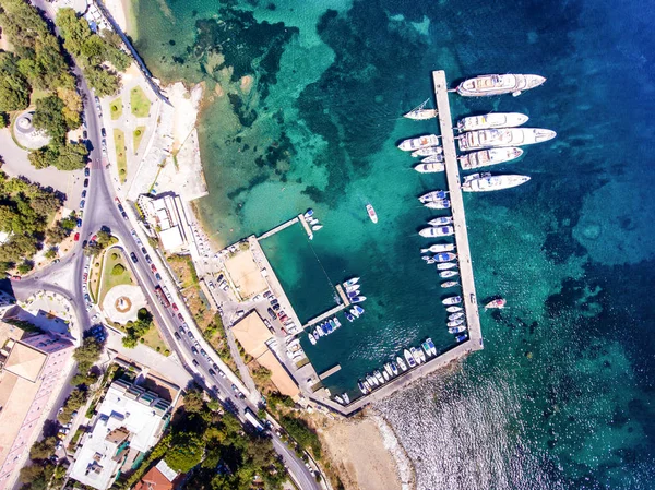 Ciudad de Corfú nuevo puerto de yates como se ve desde arriba. Vista aérea de — Foto de Stock