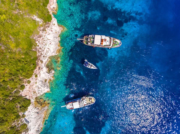 Pessoas nadando na Ilha Antipaxos, Grécia, com praia de areia e — Fotografia de Stock