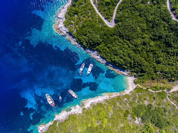 Menschen, die im klaren blauen Wasser der Insel Antipaxos schwimmen, — Stockfoto