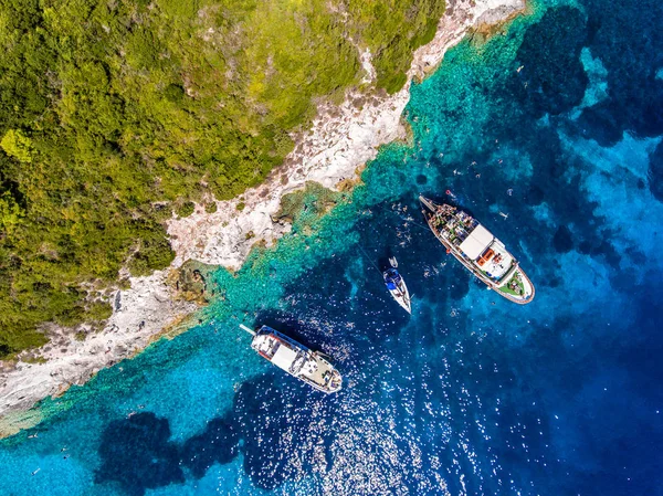 Pessoas nadando nas águas azuis claras da Ilha Antipaxos, ne — Fotografia de Stock