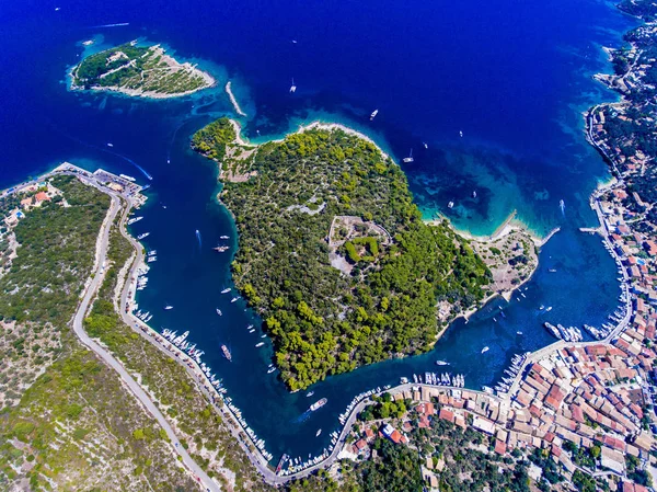 Gaios, Hauptstadt der Insel Paxos in der Nähe von Korfu, Luftaufnahme. gra — Stockfoto