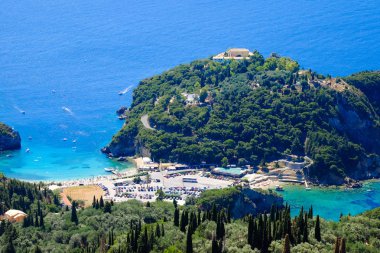 Yukarıdan Paleokastritsa plaj ve bay görüntülemek