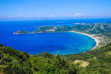 Corfu Island panorama yukarıdan. Corfiot plaj sahil kuşları 