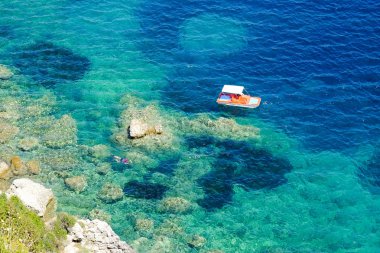 Dalgıç Yunanistan'da mavi sularda dalış yapıyor. Corfu Island