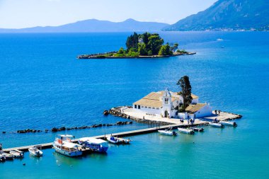 Corfu sembolü Pontikonisi Adası ve Vlacherna görüldüğü gibi Manastırı 