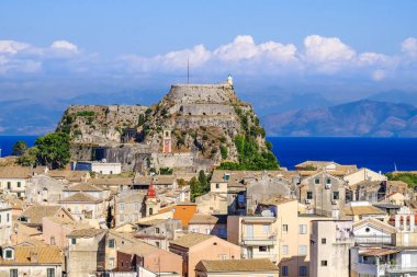 Corfu panorama eski şehrin üzerinde. Venedik kalede adam