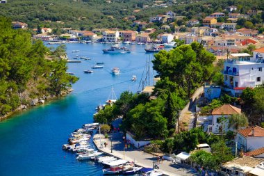 Büyük kanal girdikten tekne ile Paxos adasının eski liman