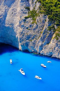 Navagio B Yunanistan Zakynthos Adası, denizde tekneler demirli