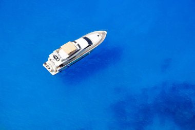 Zakynthos Island yakınındaki Yunanistan'da denizde demirlemiş yat