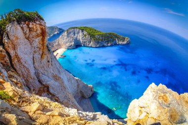Navagio Bay Zakynthos. Batık plaj manzarası yukarıdan. Balıkgözü 