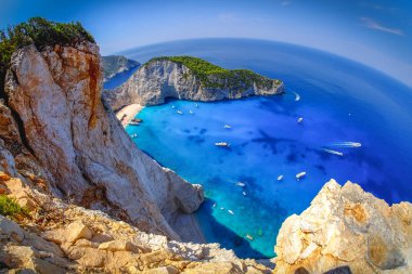 Navagio Bay Zakynthos. Batık plaj manzarası yukarıdan. Balıkgözü 