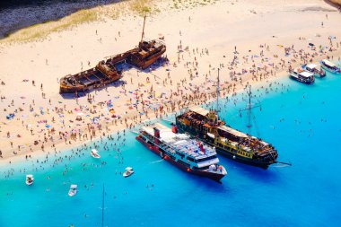 Navagio beach, Zakynthos tekneler demirli. Ünlü batık 