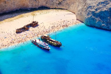 Navagio beach, Zakynthos tekneler demirli. Ünlü batık 