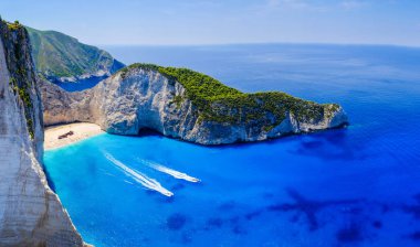 Zakynthos batık plaj. Navagio Bay panorama tekne ile bir