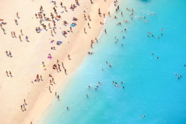 Turistler Navagio Zakynthos Yunanistan kum plaj. İnsanlar b