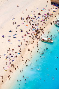 Yüzme ve oyun güneşin altında banyo turist insanlar 