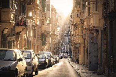 Valleta günbatımında şehir sokaklarda - Malta