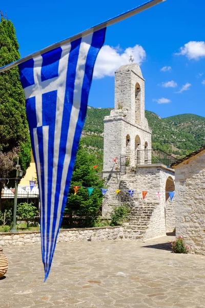 Campanario de la iglesia y bandera griega en la isla de Ioannina, lago —  Fotos de Stock