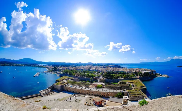 Panorama de la isla de Corfú visto desde arriba del viejo fuerte veneciano — Foto de Stock