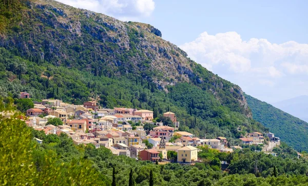 Traditionelles griechisches Dorf auf der Insel Korfu in der Nähe von paleokastritsa — Stockfoto