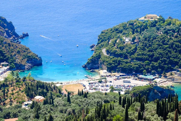 Paleokastritsa strand og utsikt over bukten – stockfoto