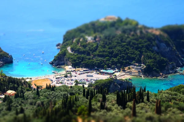 Paleokastritsa strand en de baai van bekijken van bovenaf. Belangrijke toeristische — Stockfoto