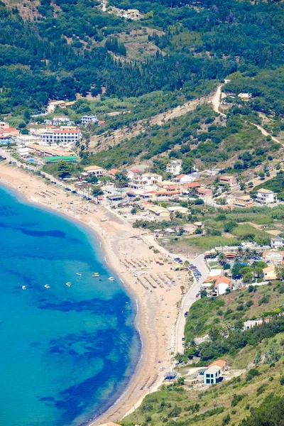 Corfu beach pobřeží ptačí perspektiva. Typický písečná pláž Nalezeno — Stock fotografie