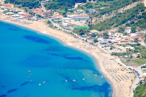 Widok z lotu ptaka wybrzeża plaży Corfu. Typowy piaszczystej plaży Znalezione — Zdjęcie stockowe