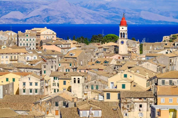 Panorama de Corfu sobre a cidade velha e a torre velha do relógio, cidade symbo — Fotografia de Stock