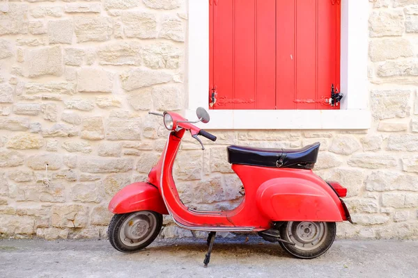 Griechische traditionelle Transportart mit Motorroller und Motorrad — Stockfoto