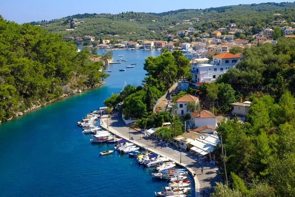 Paxos Island Grand Canal mit Booten verankert und traditionelle hou — Stockfoto