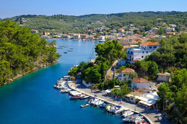 Paxos Island Grand Canal mit Booten verankert und traditionelle hou — Stockfoto