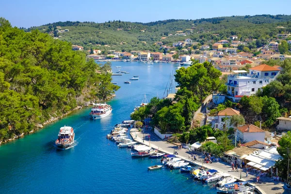 Isla de Paxos con barco entrando en el gran canal — Foto de Stock