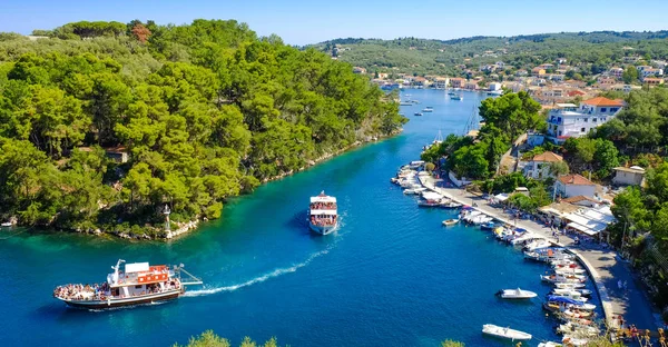 Büyük kanal girdikten tekne ile Paxos Adası Panoraması